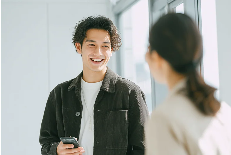 笑顔で会話するスタッフ